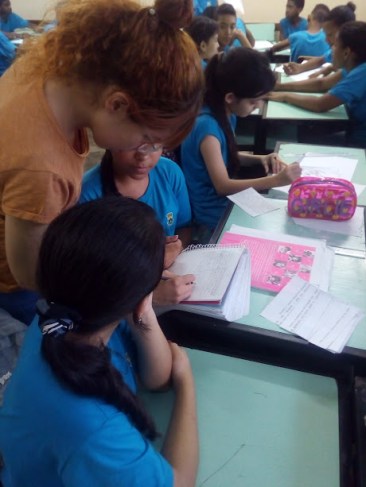 rebeca-com-caderno-de-aluna