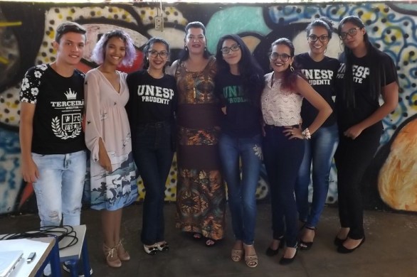 Voluntárias Lídia Karen dos Santos Dalperio, Clara Beatriz dos Santos Martins, Larissa Ayumi Onoue Taques, Micaelen Cristina da Silva, Maria Vitória Silva e Paloma Ariel Rodrigues Freitas, aluno Marcos Tomaes e a professora de Língua Portuguesa Aline Aguiar