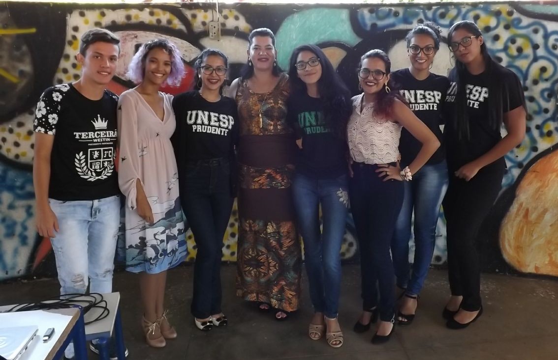 Voluntárias Lídia Karen dos Santos Dalperio, Clara Beatriz dos Santos Martins, Larissa Ayumi Onoue Taques, Micaelen Cristina da Silva, Maria Vitória Silva e Paloma Ariel Rodrigues Freitas, aluno Marcos Tomaes e a professora de Língua Portuguesa Aline Aguiar