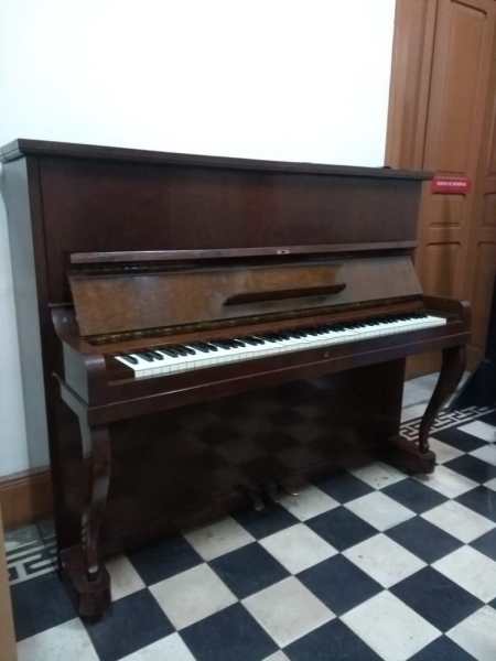Piano da escola, após as cinco horas de trabalho